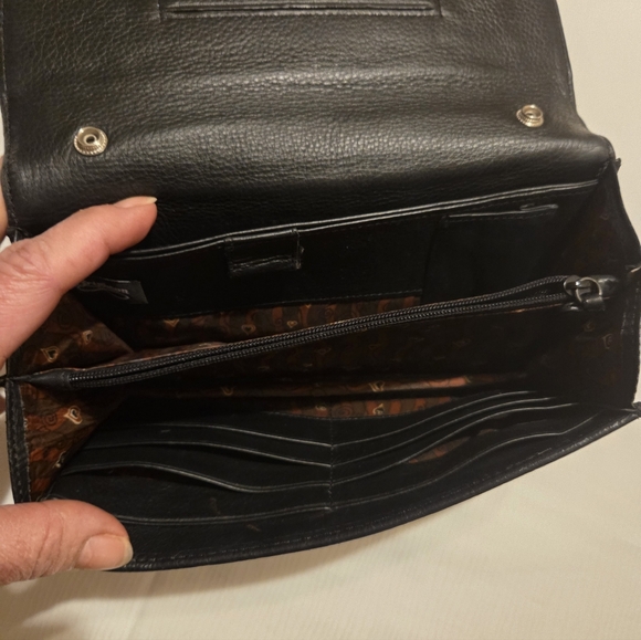 Brigbton/VT/Elegant Black Crocodile-Embossed Chain Bag. - Picture 5 of 10